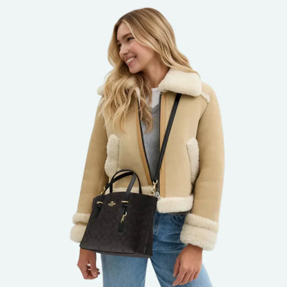 Die Mollie Tragetasche 25 aus Signature Canvas – Walnuss/Schwarz